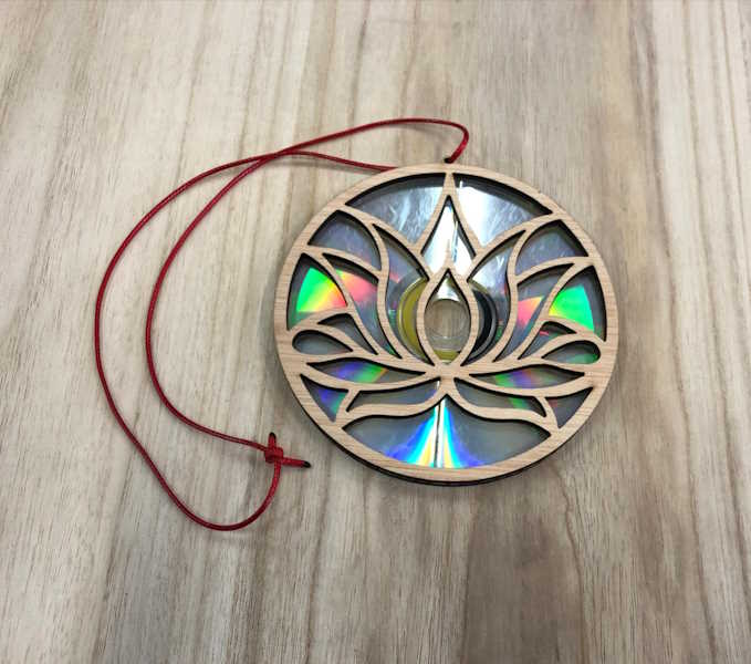 Colgante Flor de Loto Cordón Rojo 12,5cm